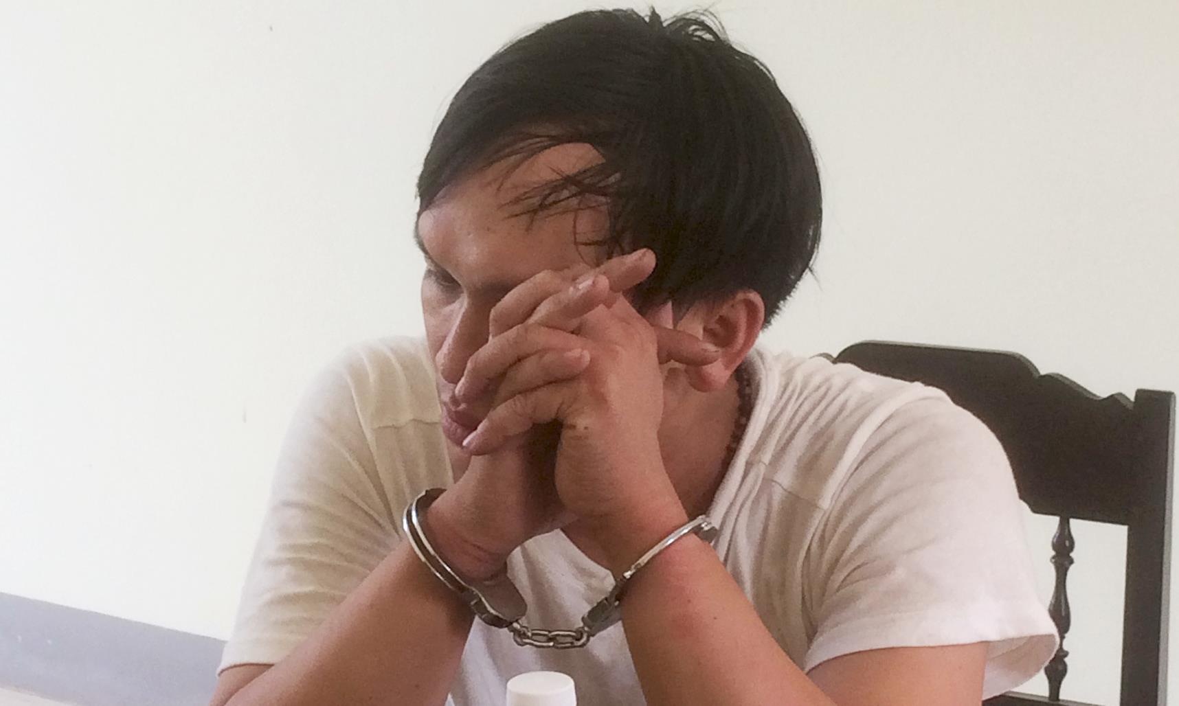 Tai xe xe giuong nam duong tinh voi ma tuy, chong doi canh sat hinh anh