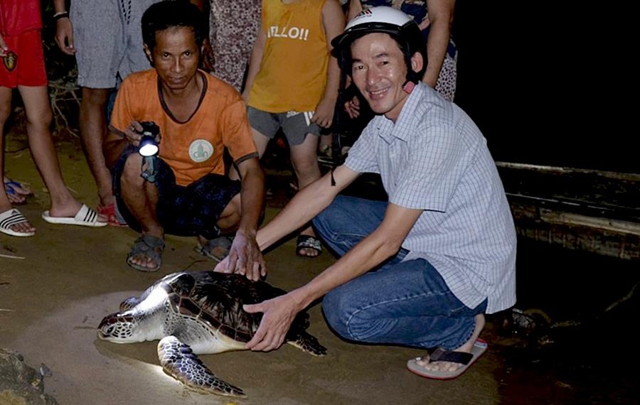 Nguoi dan bat duoc rua bien 15 kg di lac vao song anh 1