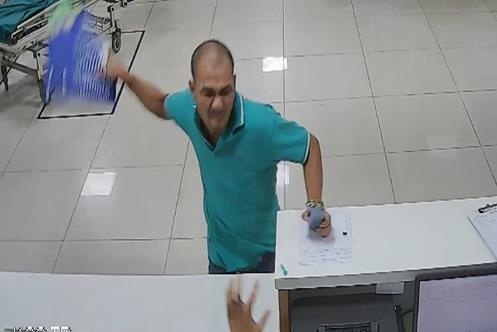 Benh nhan say xin danh nhan vien y te hinh anh