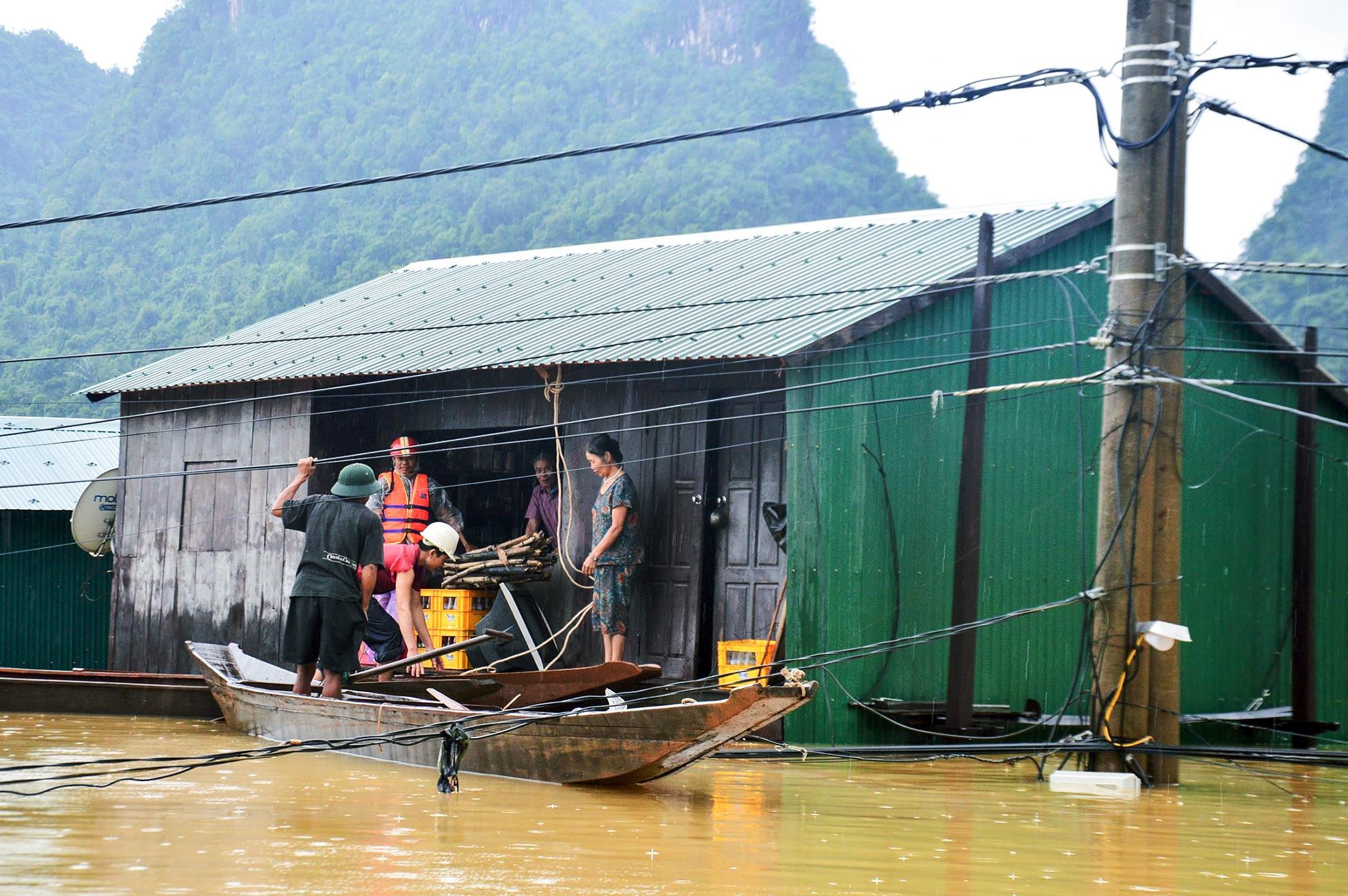 Can canh ron lu nha dan ngap toi noc o Quang Binh anh 10