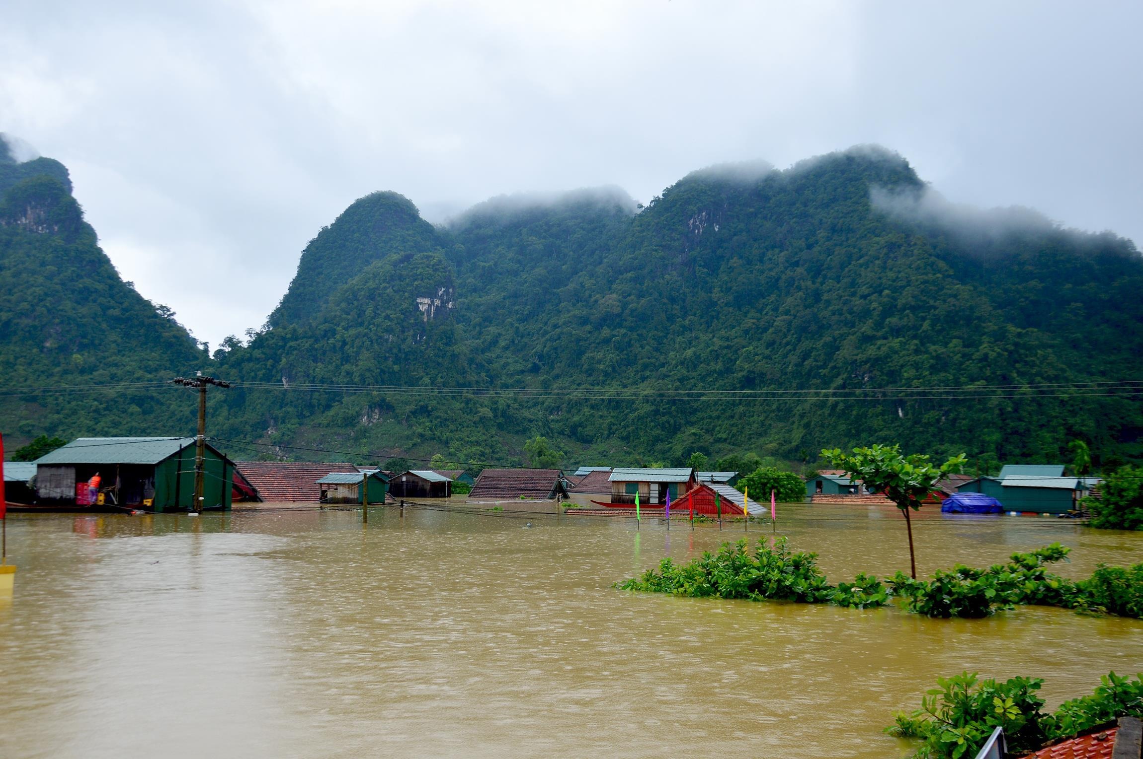 Can canh ron lu nha dan ngap toi noc o Quang Binh anh 1