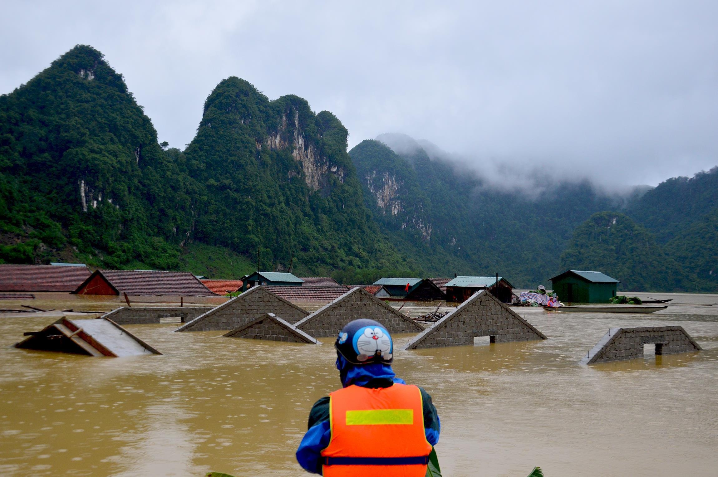 Can canh ron lu nha dan ngap toi noc o Quang Binh anh 2