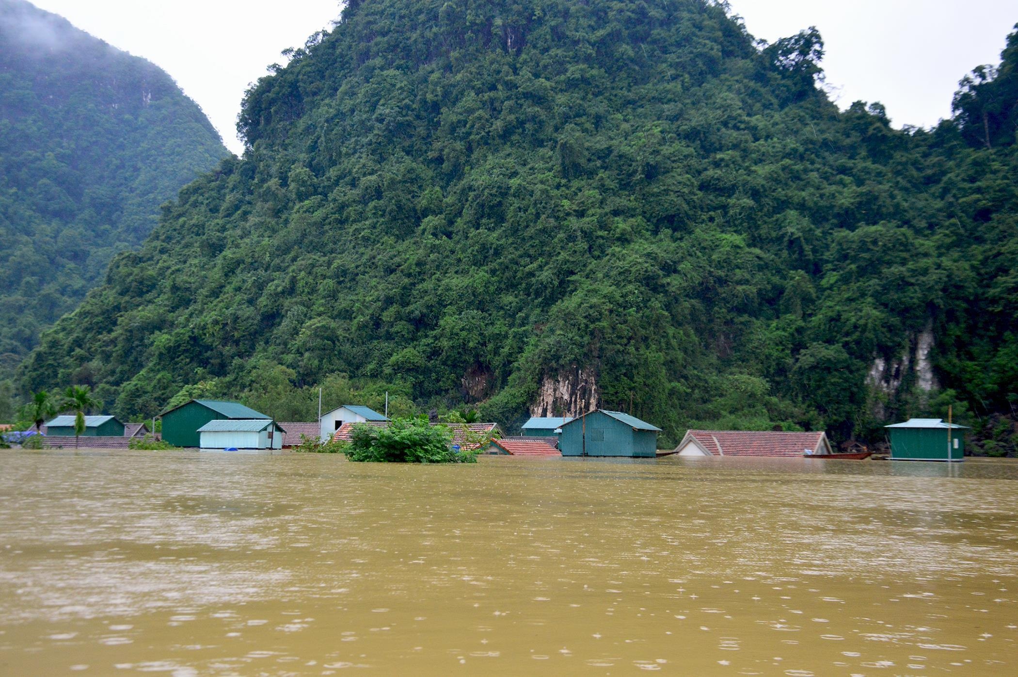 Can canh ron lu nha dan ngap toi noc o Quang Binh anh 3