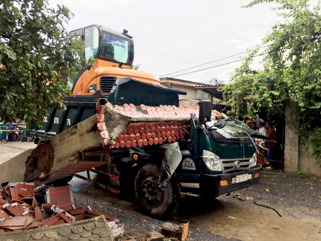 Xe tai keo sap cong chao thon, tai xe bi de chet trong cabin hinh anh