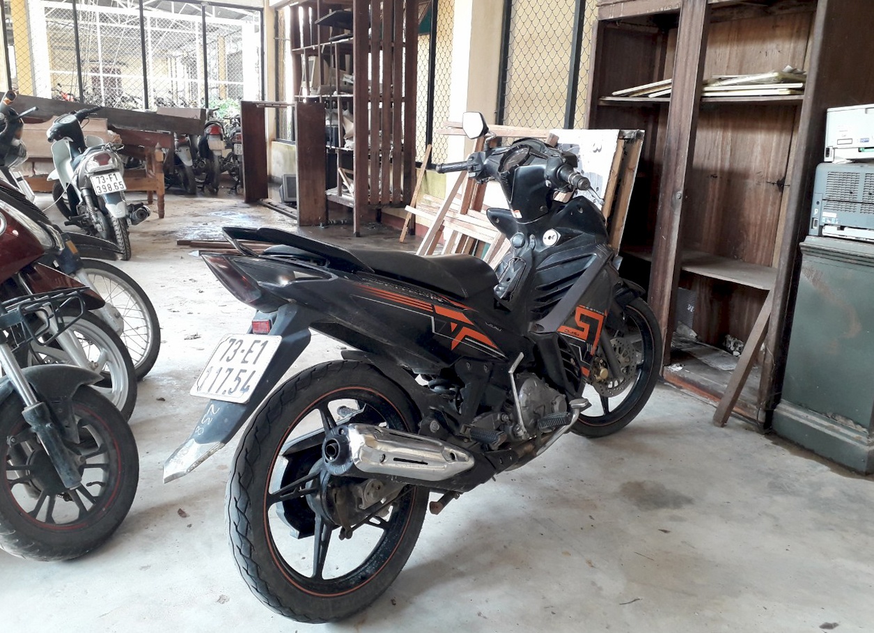 Nam 9X mang xe may di cam co roi den cong an huyen hoang bao bi CSGT thu xe anh 1