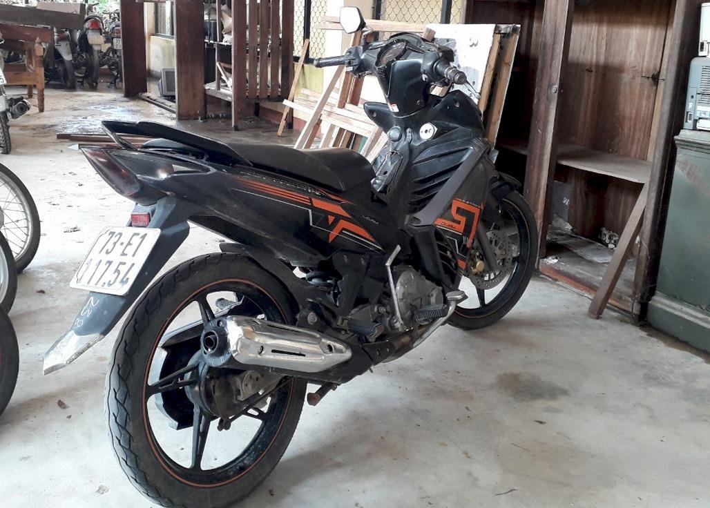 Cam co xe may roi trinh bao bi CSGT thu giu hinh anh