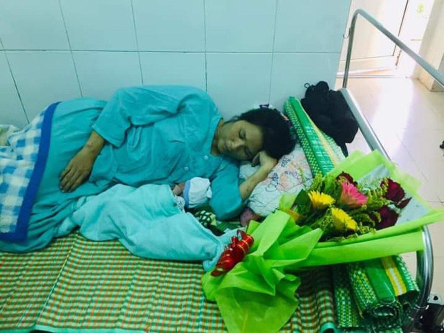 Tai xe taxi giup san phu sinh con tren xe hinh anh