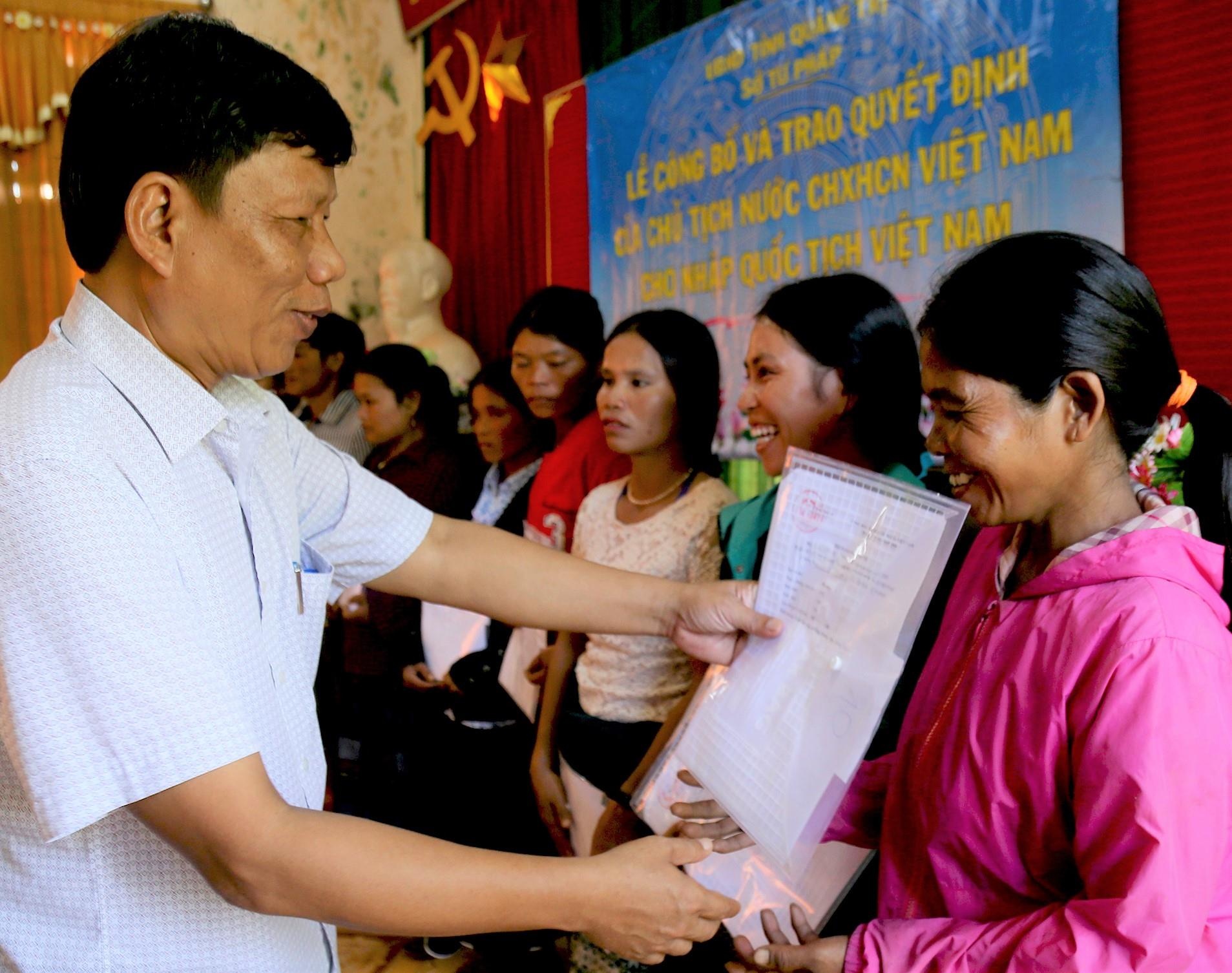 350 nguoi dan o 9 xa cua Quang Tri duoc nhap quoc tich hinh anh