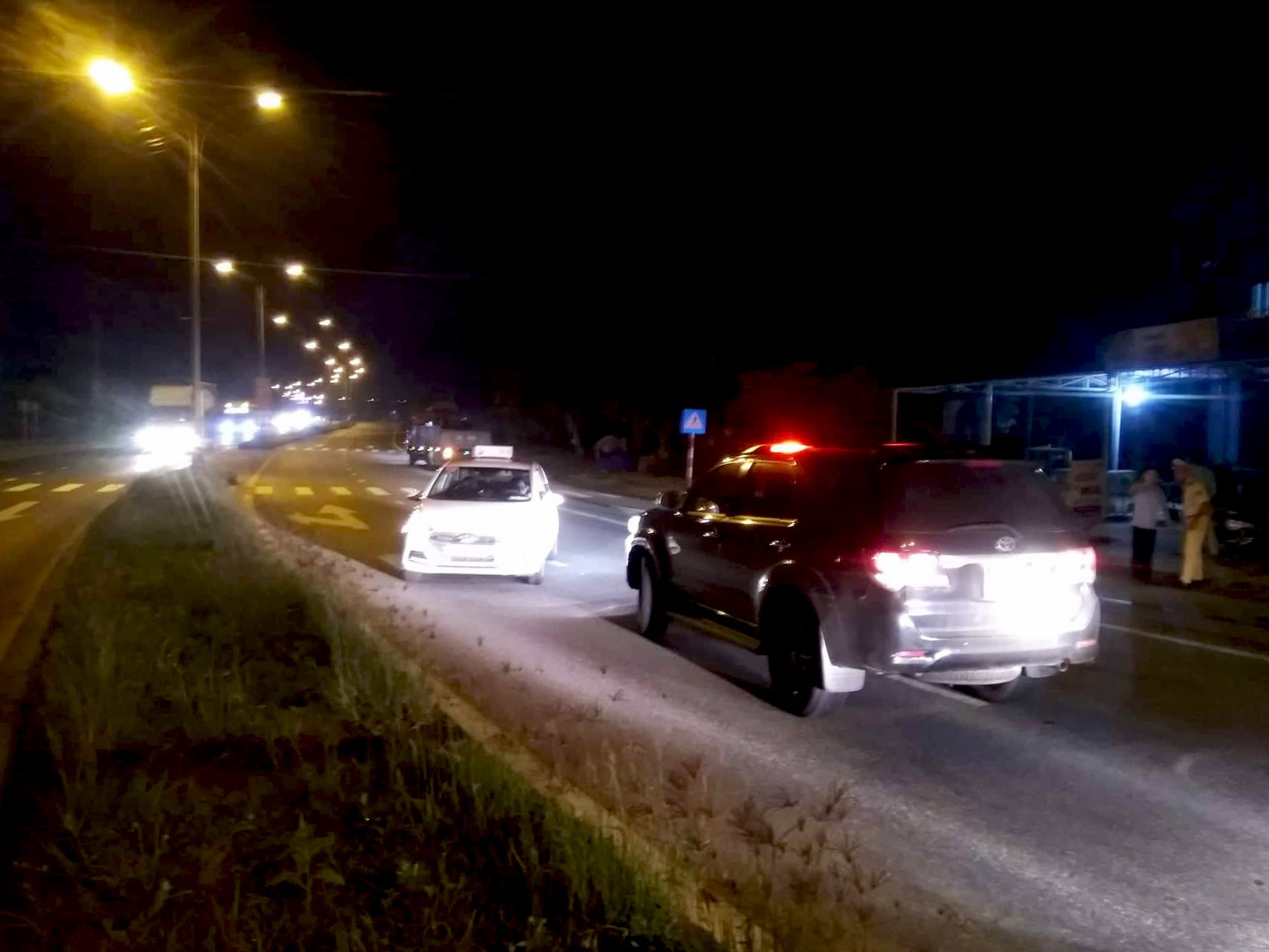 Tai xe taxi say xin, chay xe vao duong nguoc chieu bi phat 18 trieu hinh anh