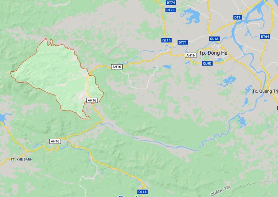 2 thanh nien di xe may thiet mang sau khi tong vao container anh 2