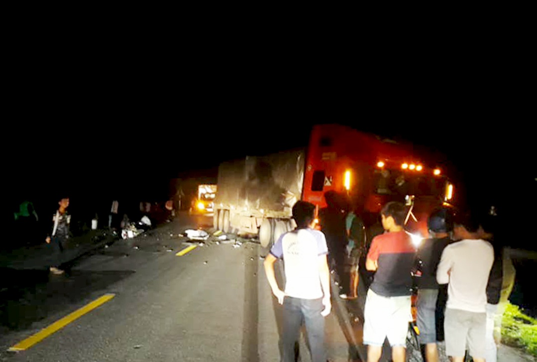 2 thanh nien di xe may thiet mang sau khi tong vao container anh 1