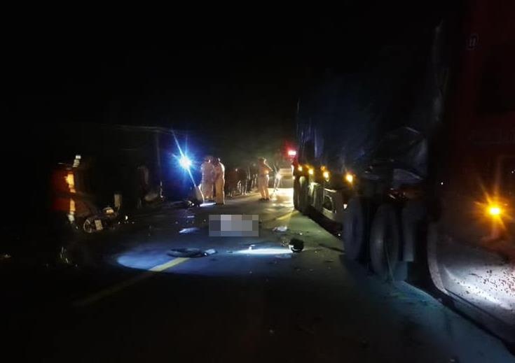 Hai nguoi cung ten thiet mang sau khi tong vao xe container hinh anh