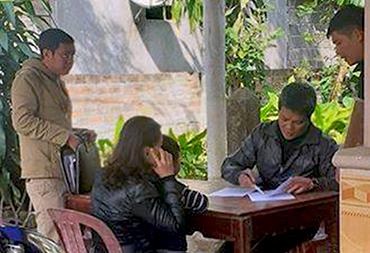 Nguoi phu nu nghi bi hanh hung dan den tu vong hinh anh