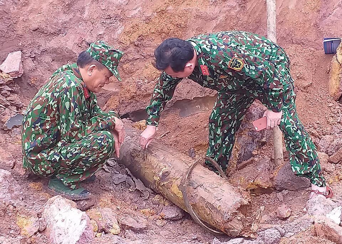 Phat hien qua bom nang hon 200 kg trong vuon cao su hinh anh