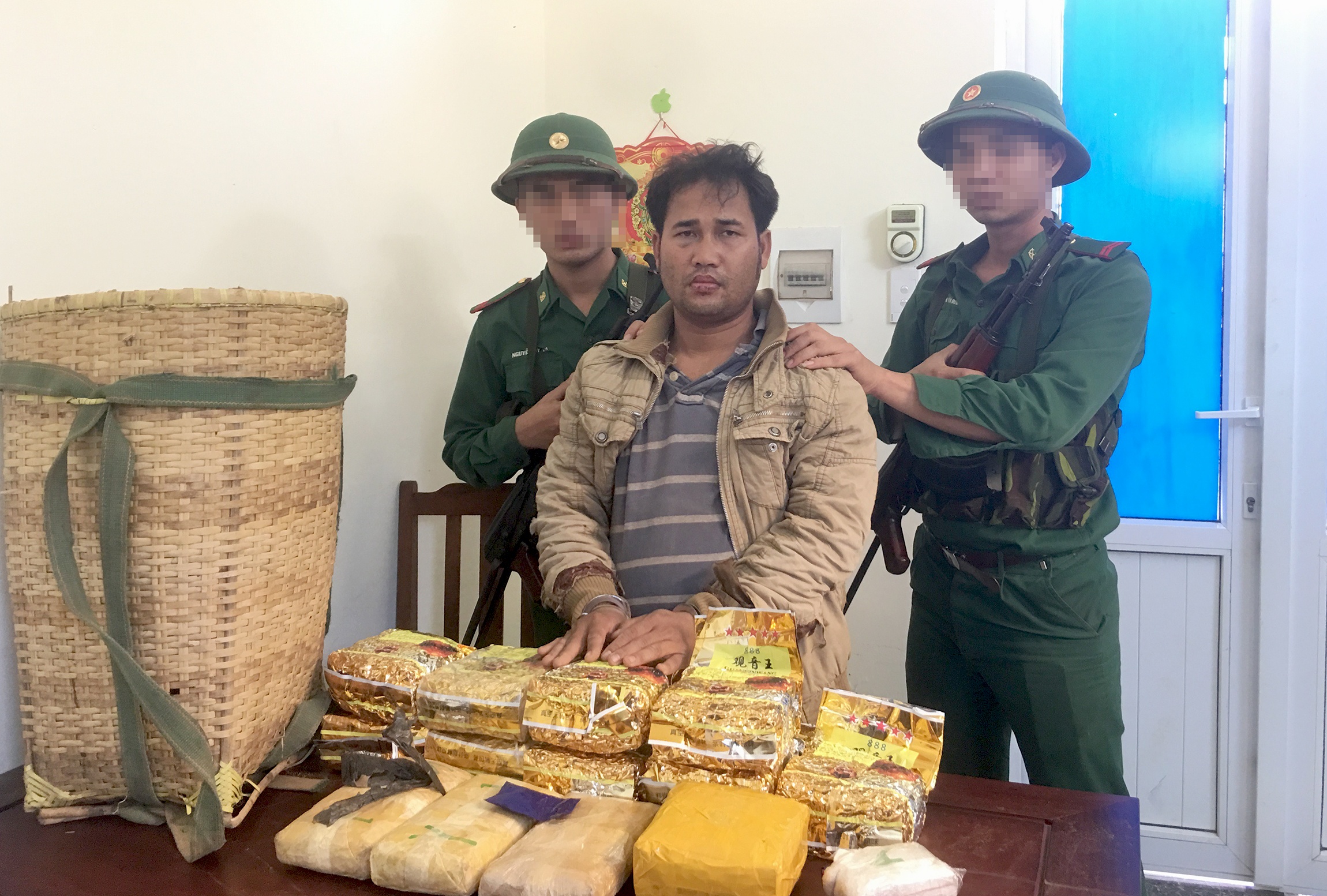 Bắt thanh niên người Lào vận chuyển ma túy với số lượng lớn ảnh 2 Bat thanh nien nguoi Lao van chuyen ma tuy voi so luong lon anh 2