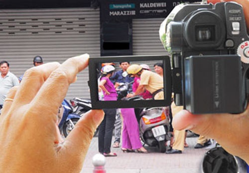 Ke quay len CSGT de tong tien phai ngoi tu hinh anh
