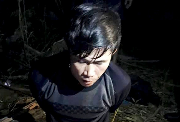 Ke trom cho dung binh xit hoi cay tan cong canh sat hinh anh