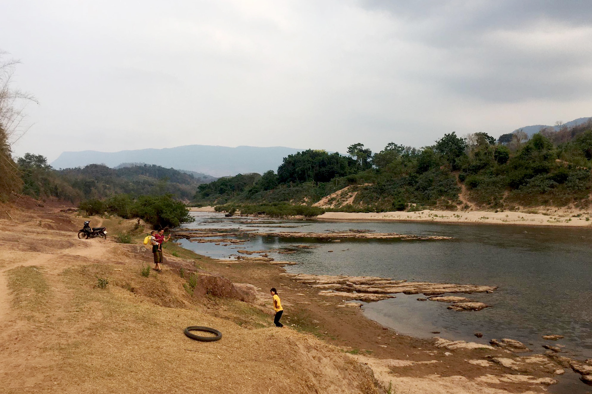 Thanh nien 33 tuoi gia gai de vuot song sang Lao anh 1
