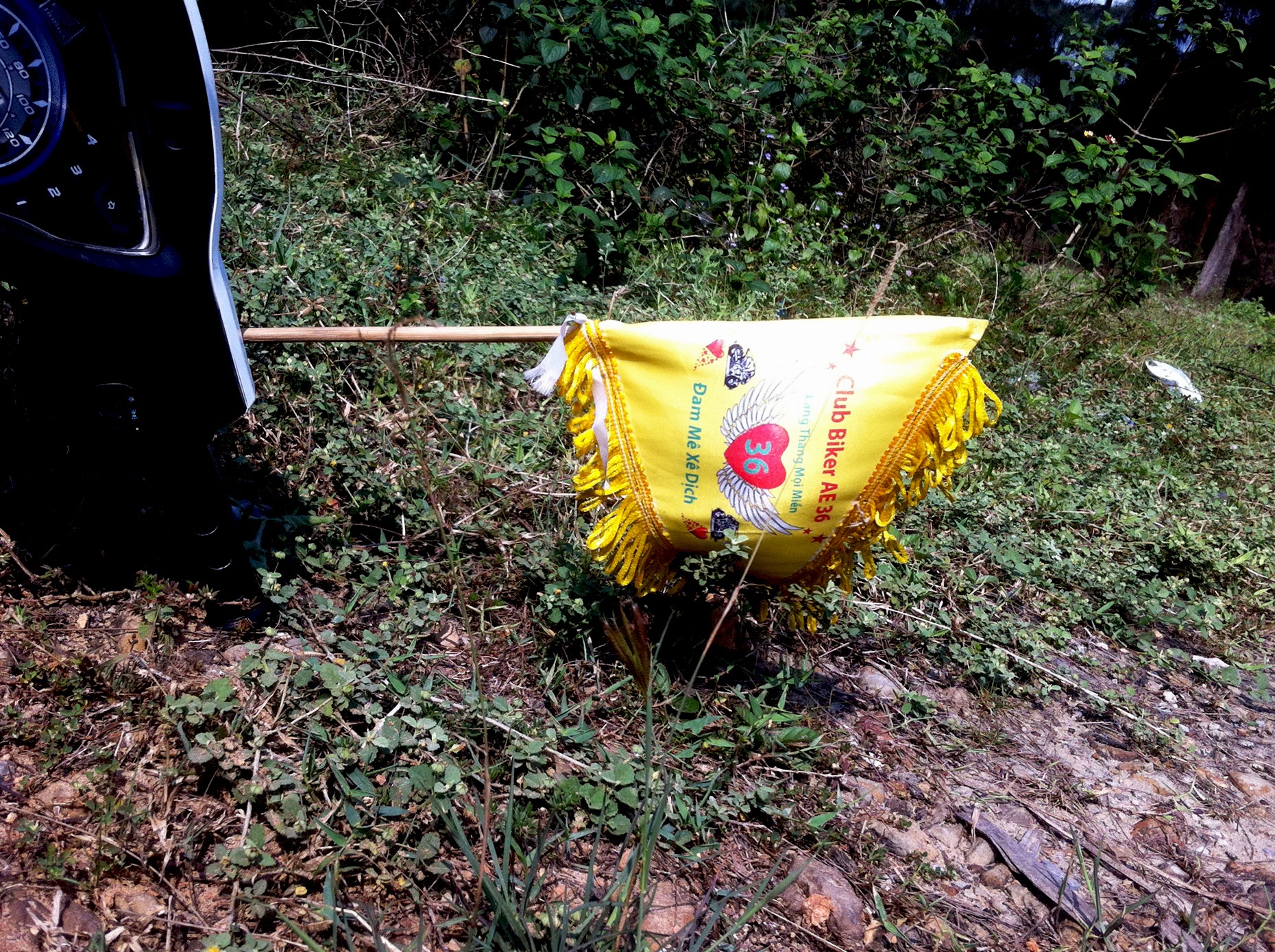 Nam phuot thu tu nan sau khi tong gay 2 coc tieu quoc lo hinh anh