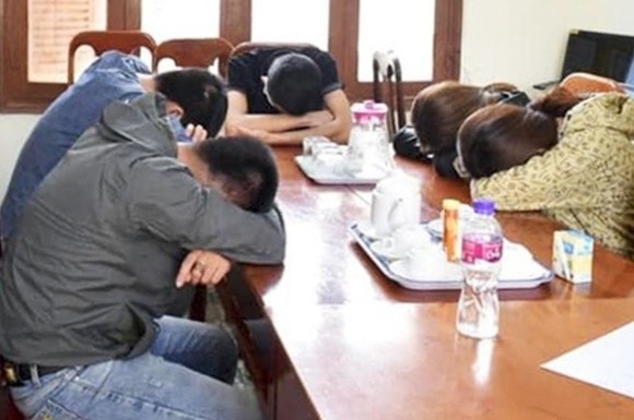 21 nguoi tu tap su dung ma tuy luc rang sang hinh anh