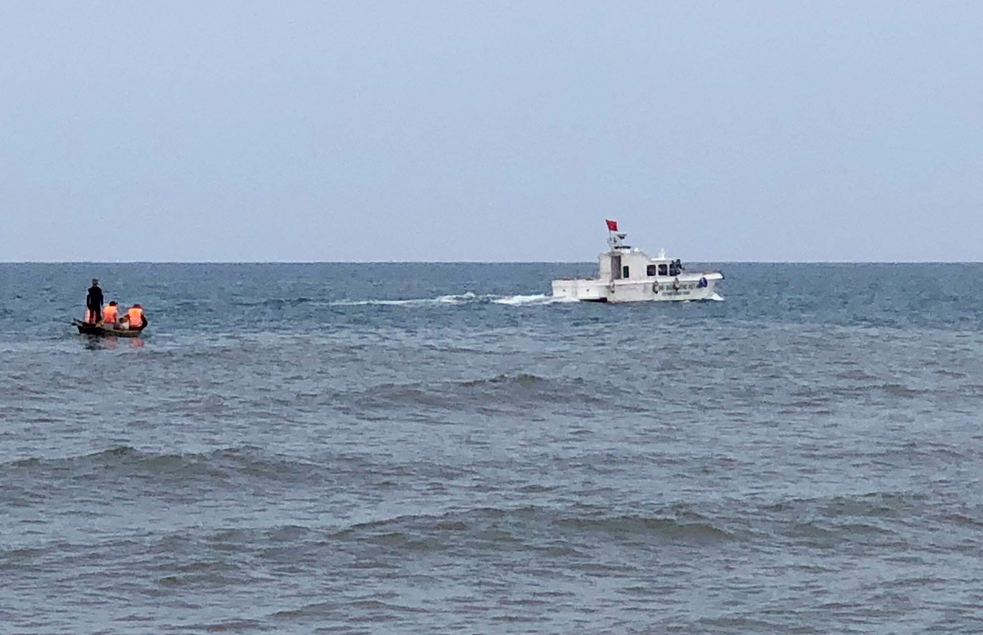 Thanh nien di tam bien bi song cuon troi anh 1