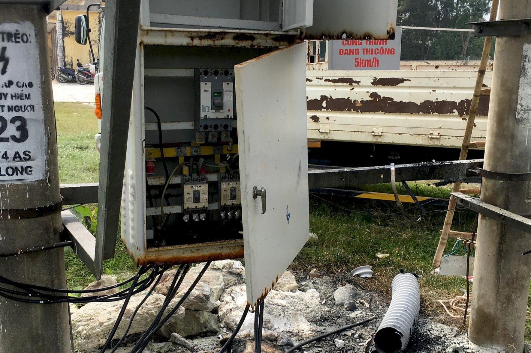 Bat chim o tram bien ap, nam sinh bi dien giat tu vong hinh anh