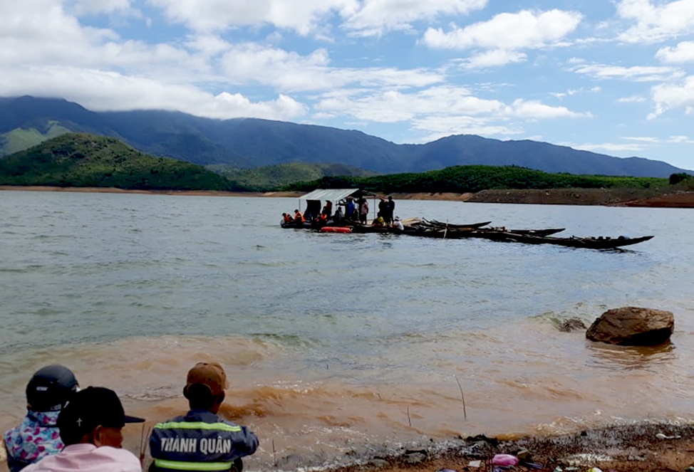 Tim thay thi the nam sinh duoi nuoc o long ho thuy dien hinh anh