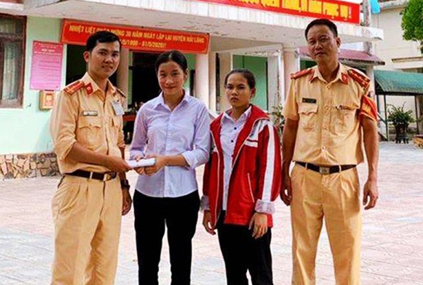 Hai nu sinh tra lai 50 trieu dong cho nguoi danh roi hinh anh