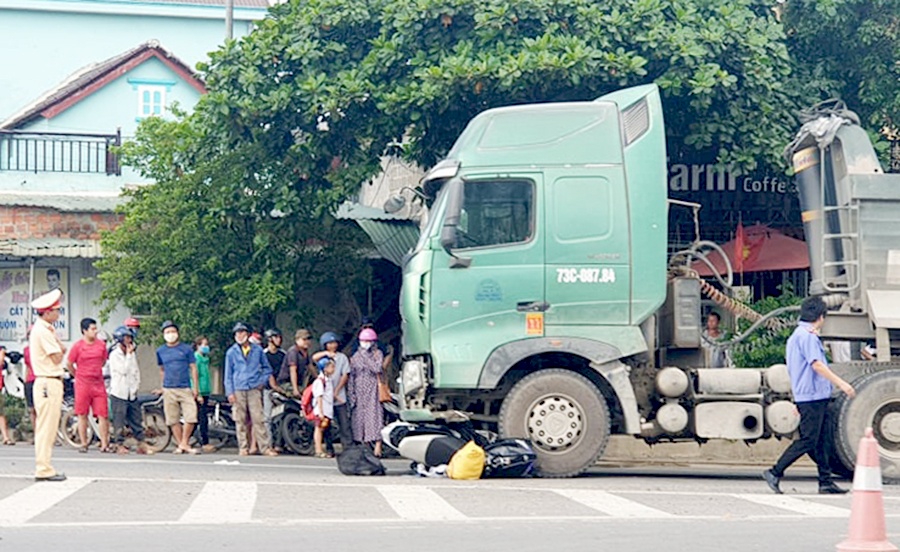Va cham voi xe dau keo, nguoi di xe may chet tren duong den benh vien hinh anh