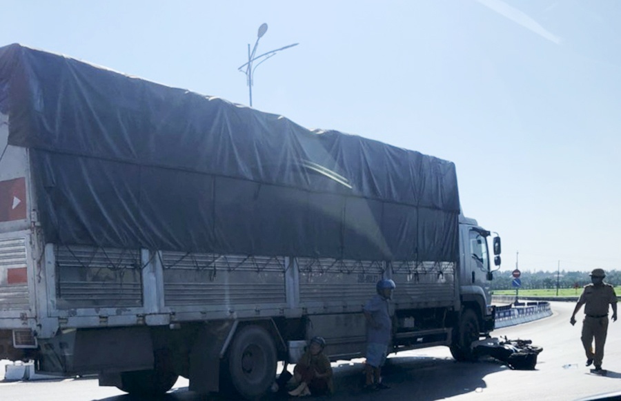 Va cham voi oto tai, tai xe xe may tu vong hinh anh