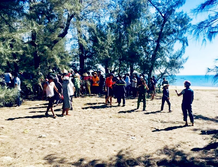 Tim thay thi the nam sinh bi song cuon mat tich anh 1