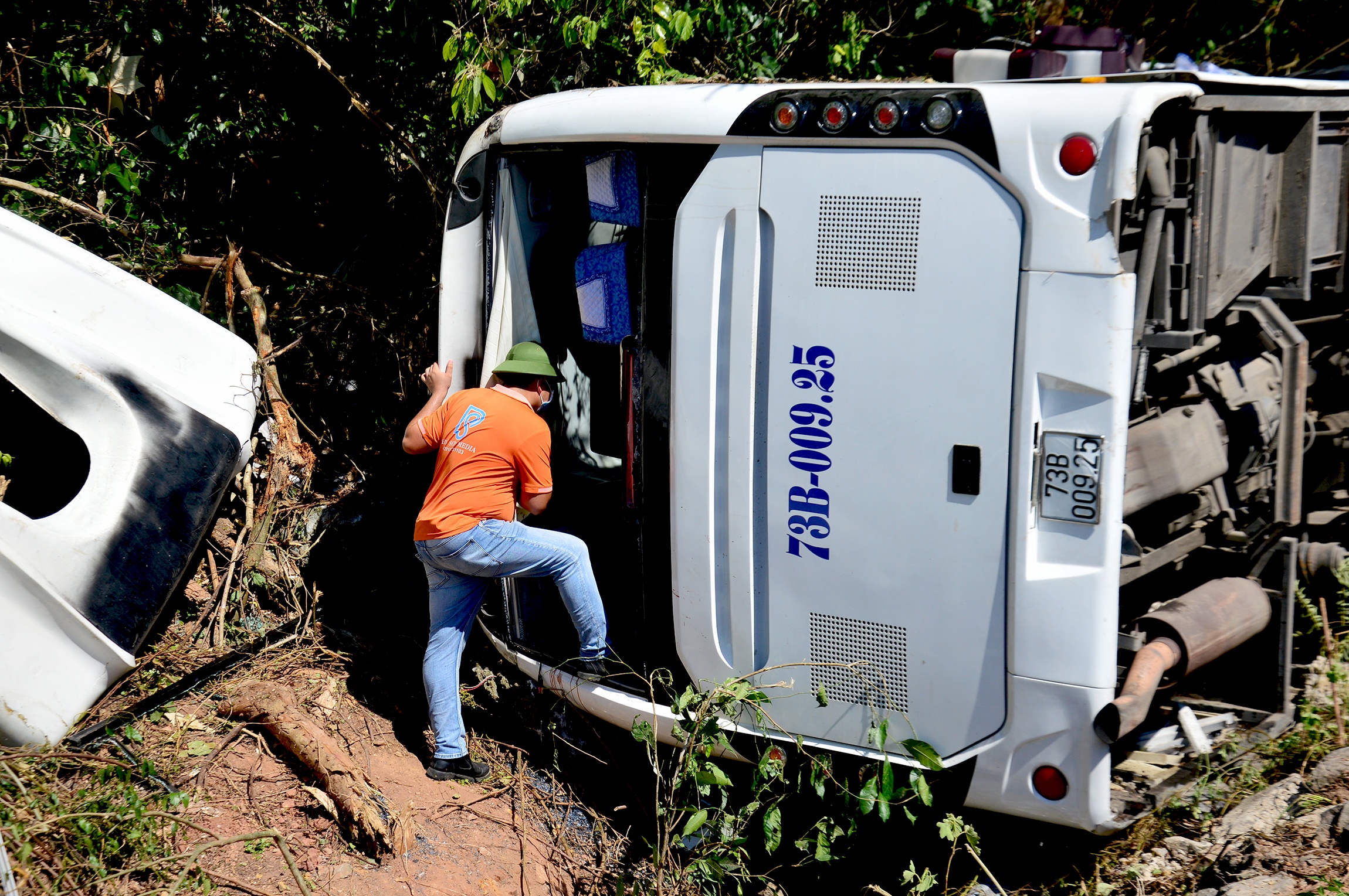 Khoi to lai xe khach gay tai nan lam 15 nguoi thiet mang hinh anh