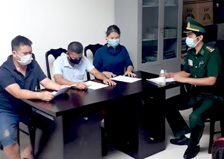 Phat hanh chinh nhom nguoi xuat canh trai phep giua luc co dich Covid-19 anh 1