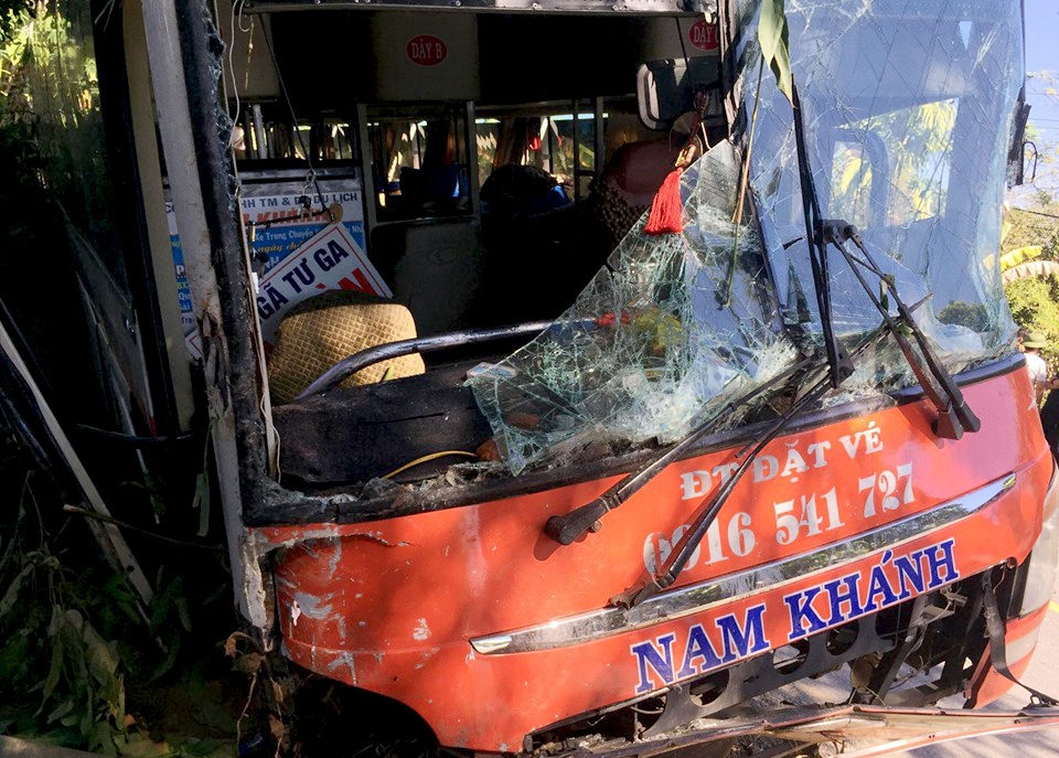 19 nguoi thoat chet khi xe khach gap nan hinh anh