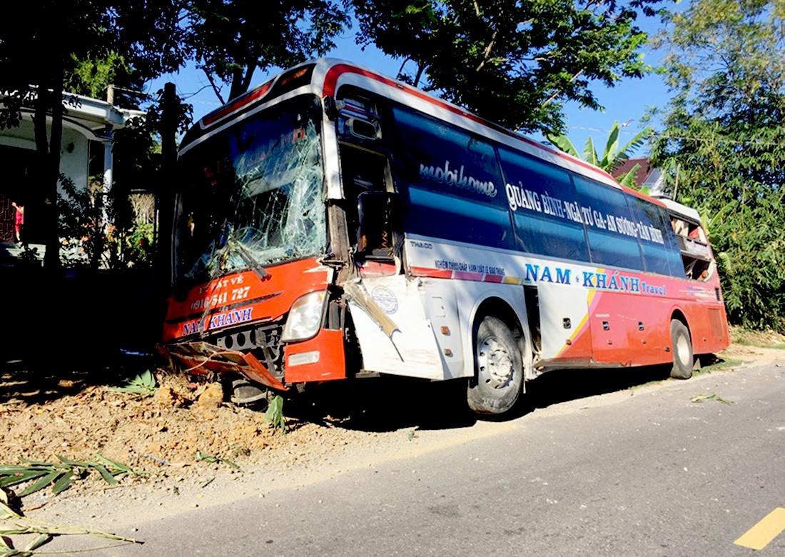 Xe khach cho 19 nguoi gap tai nan anh 1