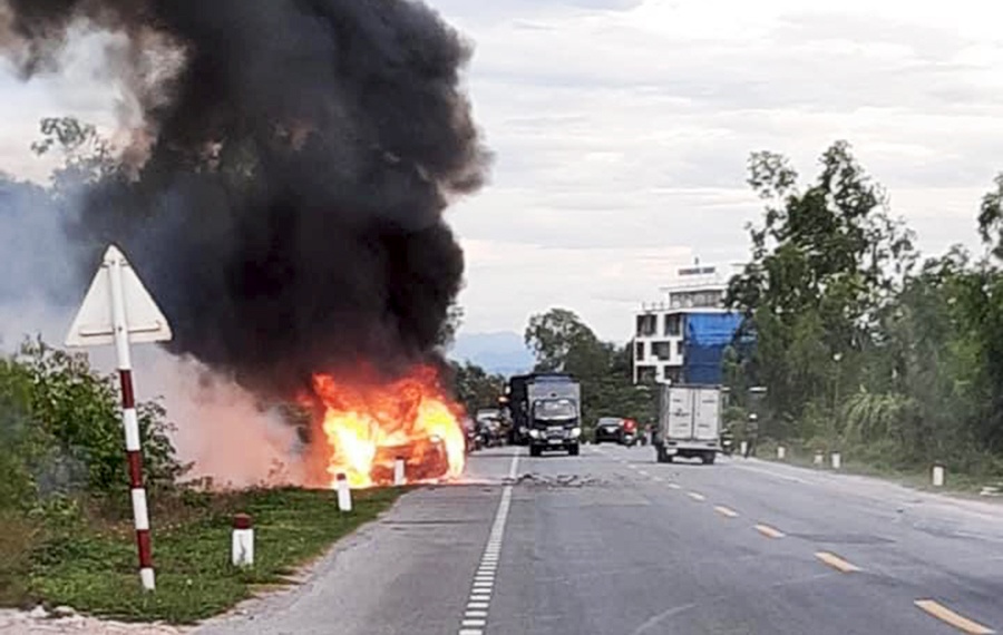 Nissan 7 cho boc chay khi dang chay hinh anh