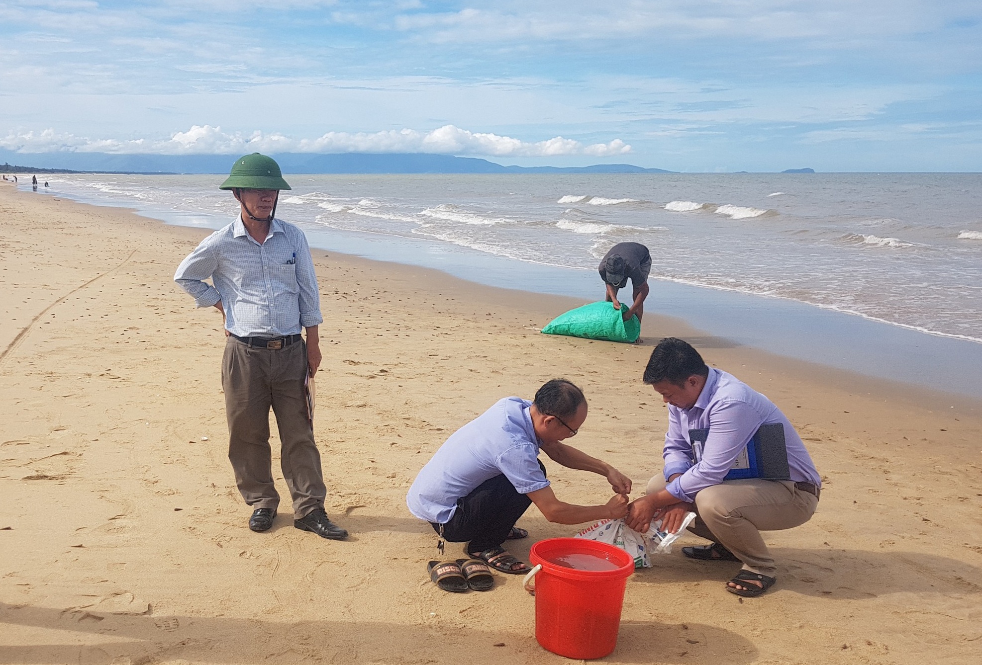 Oc xoan dat vao bien day dac anh 2