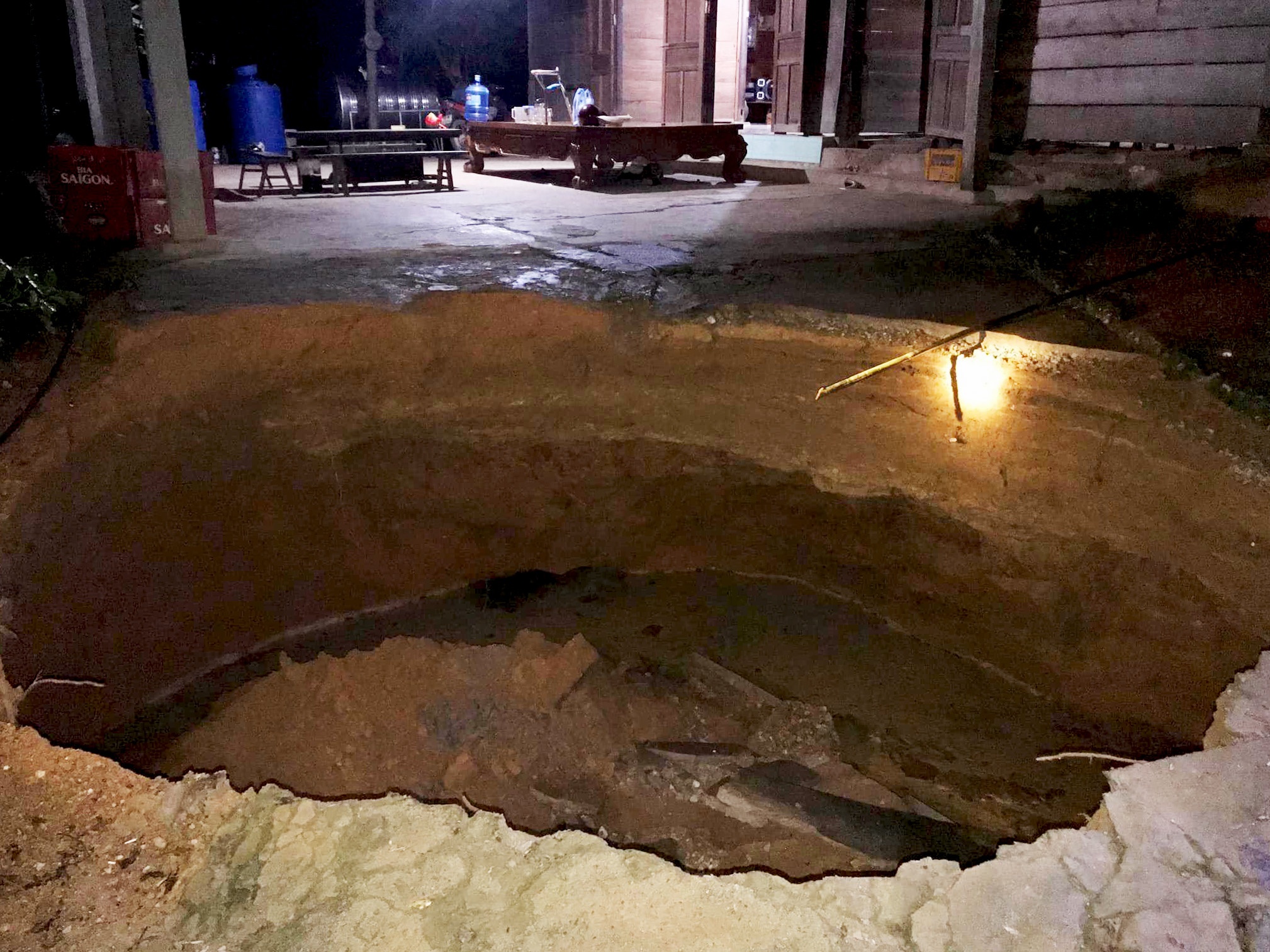 Ho sut xuat hien truoc san nha dan anh 1