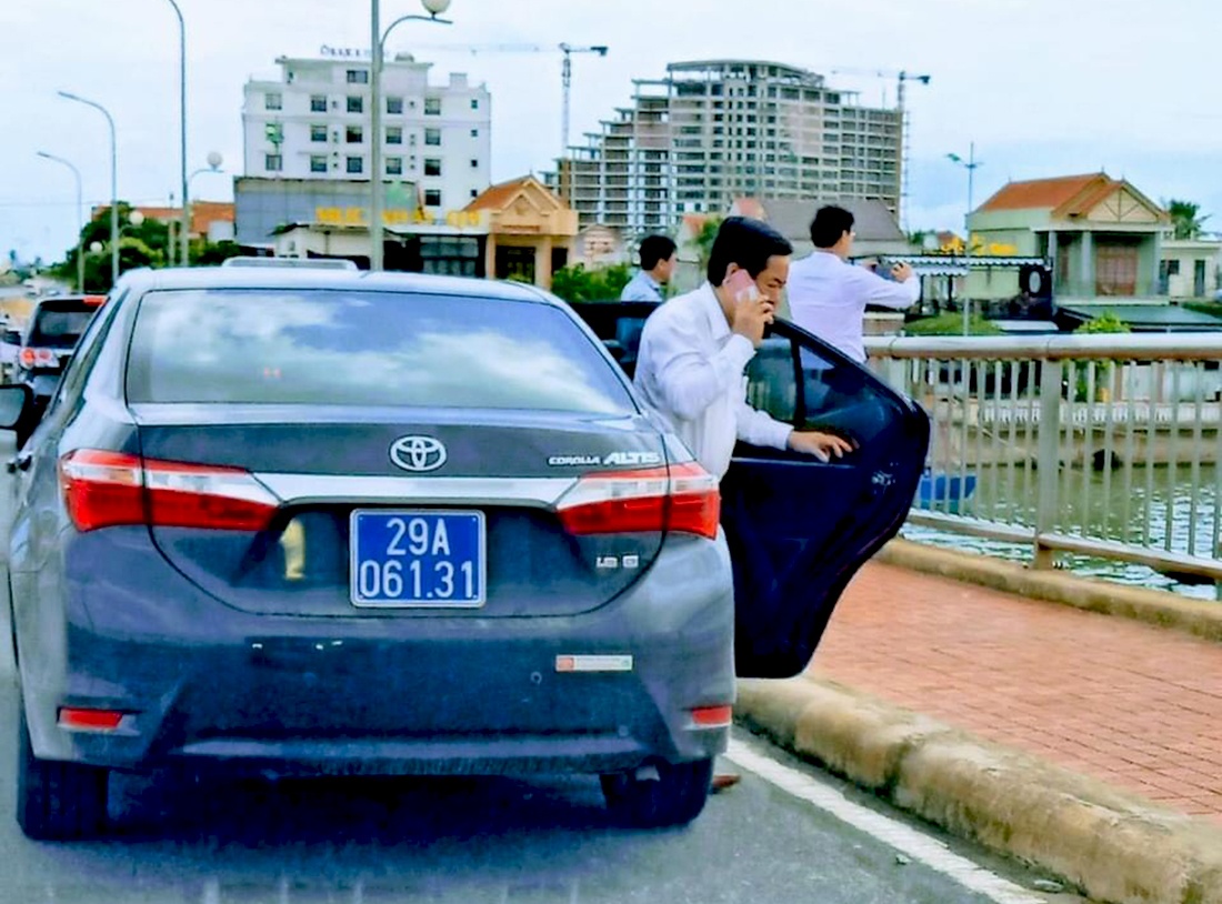 Nguoi dan to lai xe bien xanh do tren cau Nhat Le 1 hinh anh