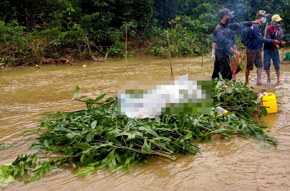 Hai nguoi di rung nam chet tren vong hinh anh
