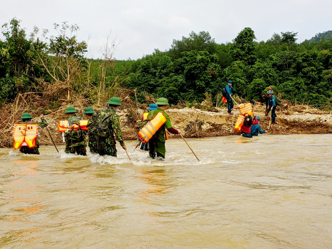 Tim thay thi the nhom 4 nguoi di rung bi vui lap anh 1