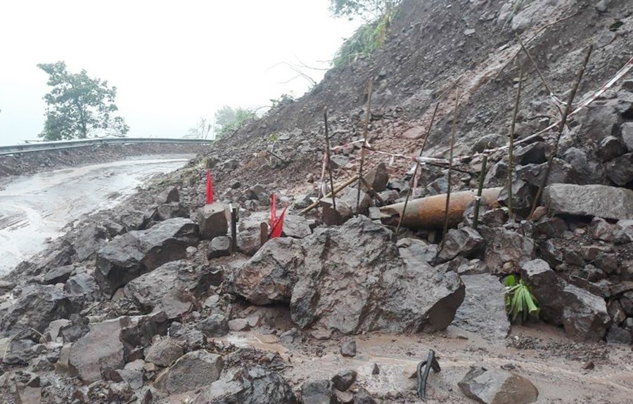 Phat hien 7 qua bom ta lo thien sau mua lu anh 1