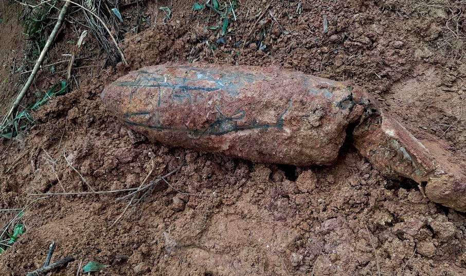 Bom nang hon 300 kg lo thien sau vu sat lo hinh anh