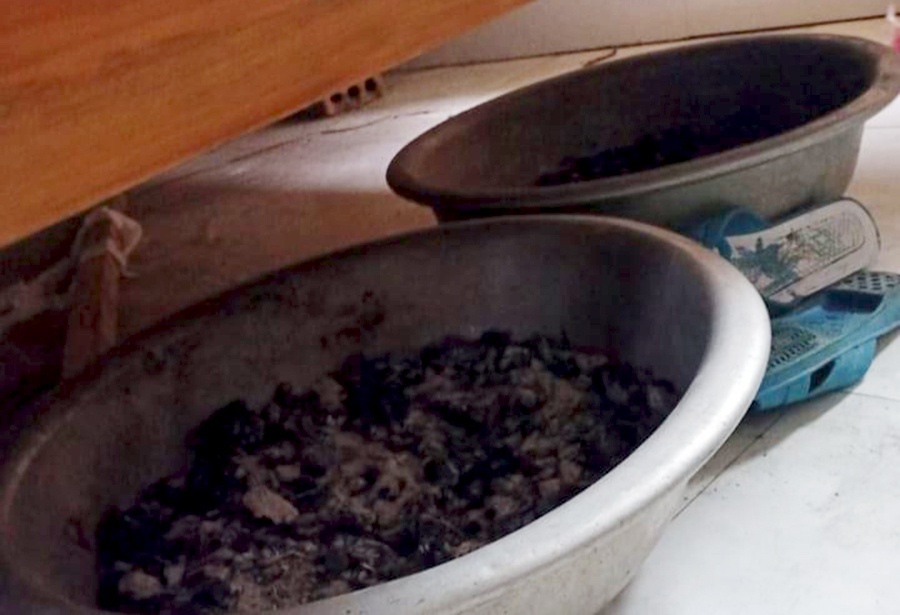 Bon me con bat tinh khi suoi am bang than cui trong phong ngu hinh anh