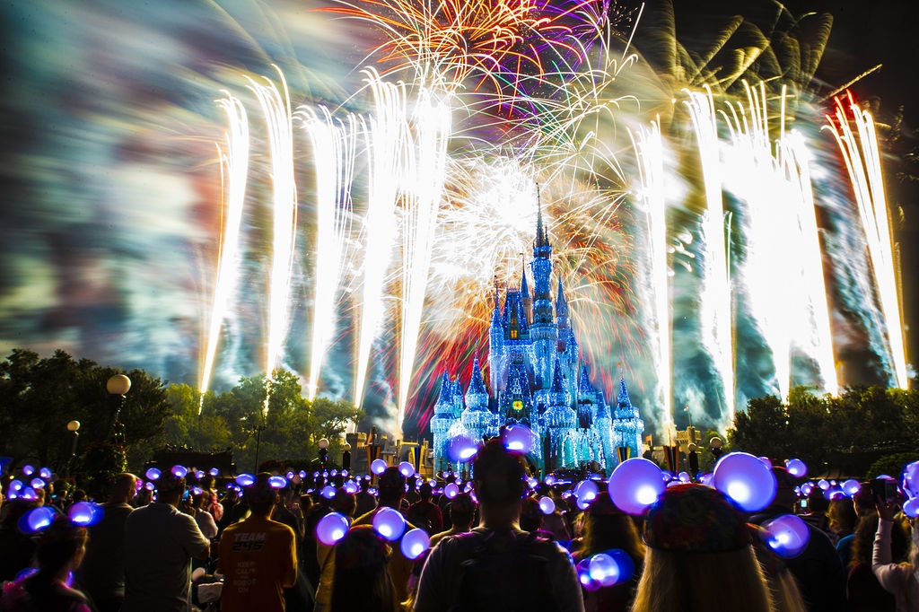 Den My don nam moi ruc ro anh sang o cong vien Disneyland hinh anh
