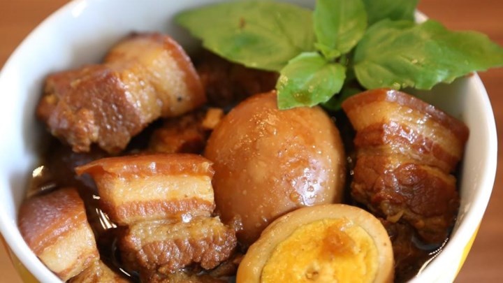 Vi sao mon thit kho tau lai co cai ten nay? hinh anh