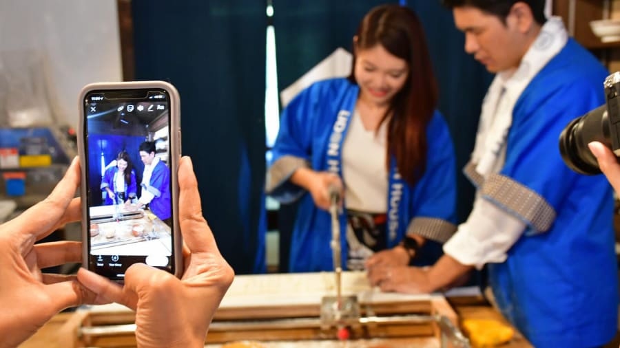 An, ngu va hoc lam mi udon ngay trong tiem tai Nhat Ban hinh anh