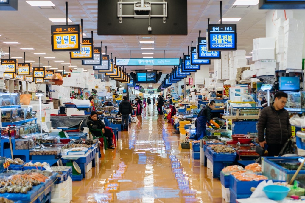 Kham pha khu cho hai san lon nhat Seoul hinh anh