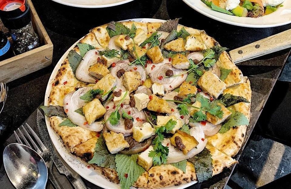 Pizza bun dau ky quai 'chay hang' chi sau vai ngay ra mat hinh anh