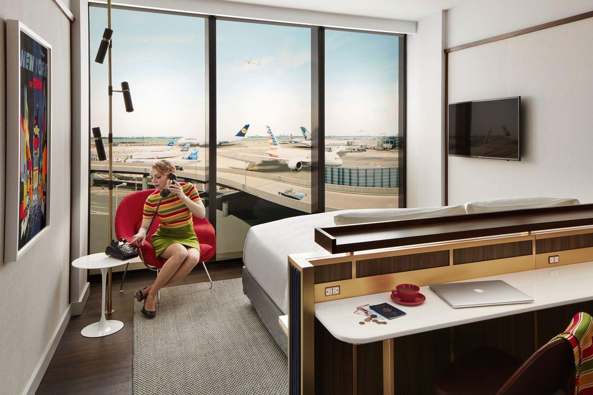 Khach san doc dao ben trong san bay vua khai truong o New York hinh anh